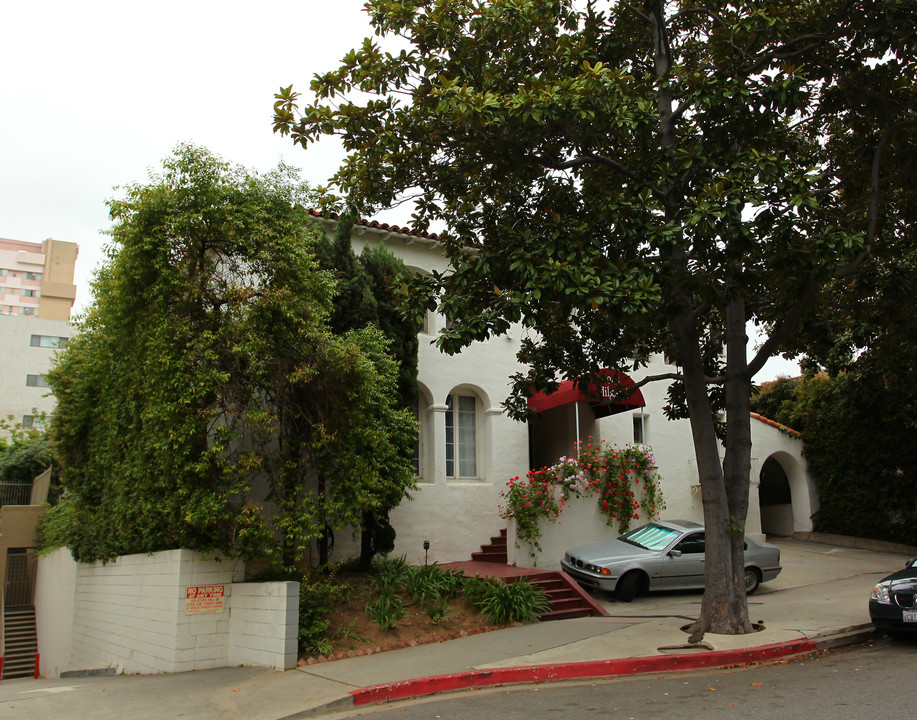 945 Hilgard Ave in Los Angeles, CA - Building Photo