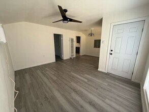 322 W Vine Ave in Visalia, CA - Building Photo - Building Photo