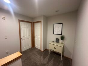 2132 Ridgeview Cir in Clive, IA - Building Photo - Building Photo