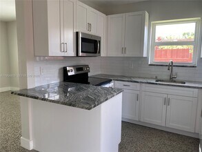 9435 SW 39th St in Miami, FL - Building Photo - Building Photo