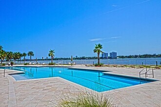 231 Riverside Dr in Holly Hill, FL - Foto de edificio - Building Photo