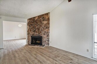 6120 Center Mall Way in Sacramento, CA - Building Photo - Building Photo
