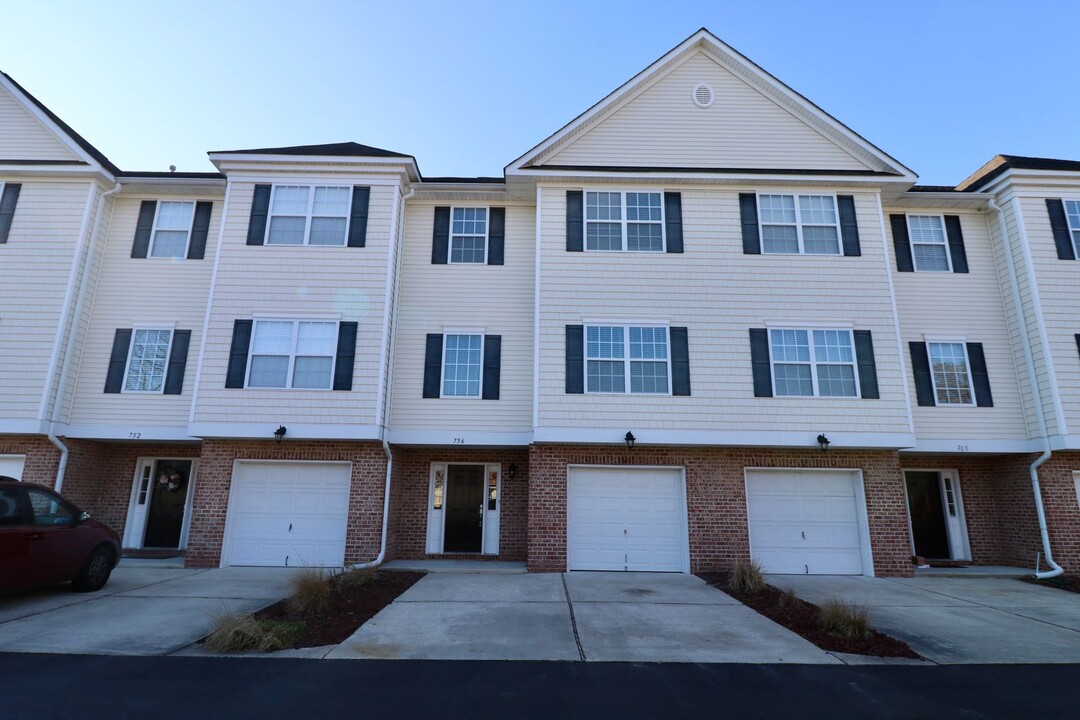 756 Sequoia Way in Virginia Beach, VA - Building Photo