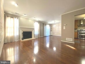 323 Sequoia Dr in Newtown, PA - Building Photo - Building Photo