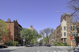 Manhattan Valley Townhouse in New York, NY - Foto de edificio - Building Photo