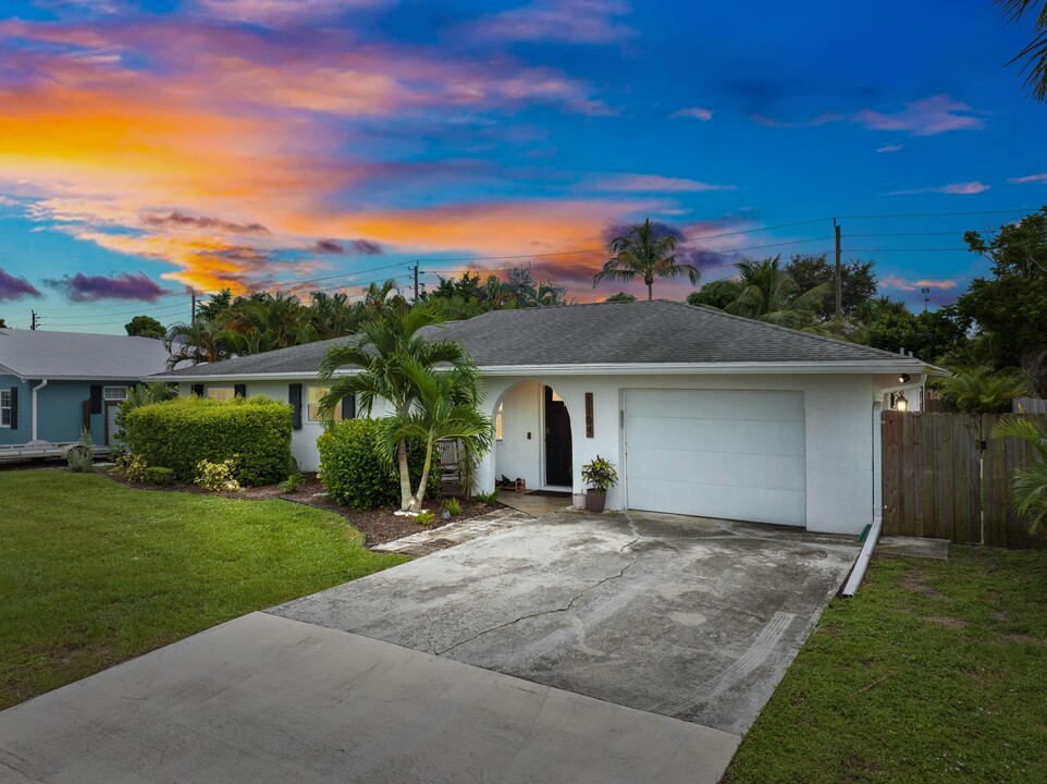 1104 NW 12th Terrace in Stuart, FL - Building Photo