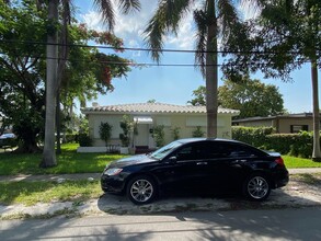 Labueux Apartments in Hollywood, FL - Building Photo - Building Photo