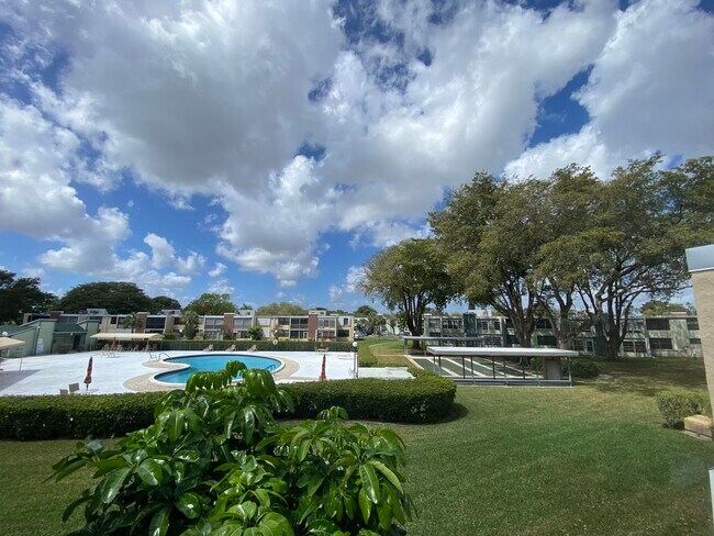 7365 NW 18th St in Margate, FL - Foto de edificio - Building Photo