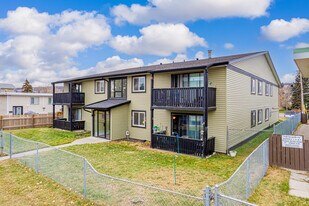 4515 75 St NW in Calgary, AB - Building Photo