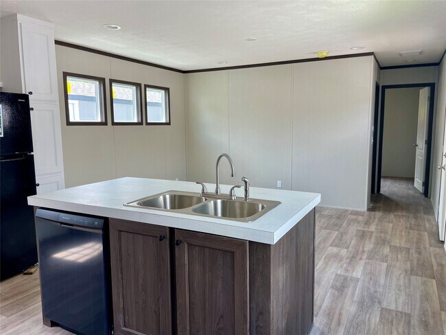 720 S Shanks St in Clute, TX - Building Photo - Building Photo