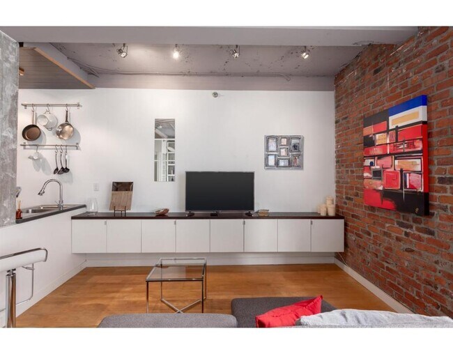 233 Abbott St in Vancouver, BC - Building Photo - Building Photo