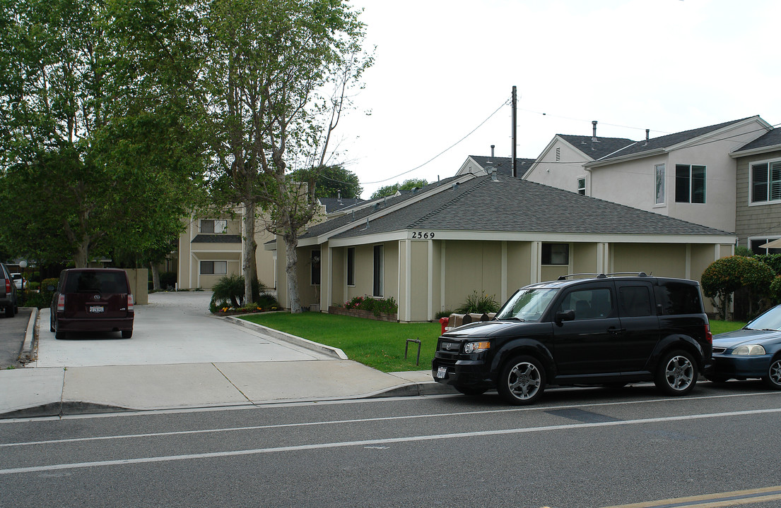 2569 Santa Ana Ave in Costa Mesa, CA - Building Photo