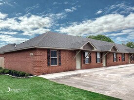 103 N Oak St in Brookland, AR - Building Photo