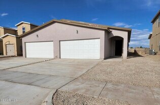 712 HC Gilbert Minjares Dr in Socorro, TX - Building Photo