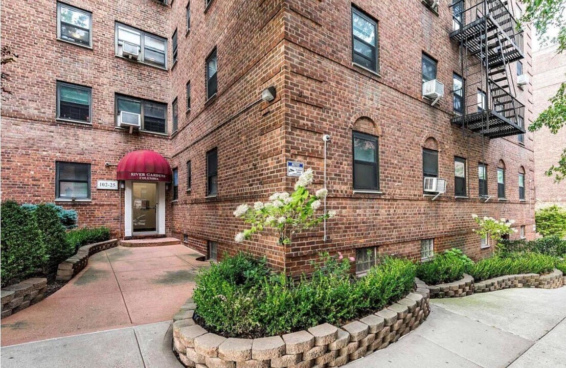 10225 67th Dr in Queens, NY - Building Photo