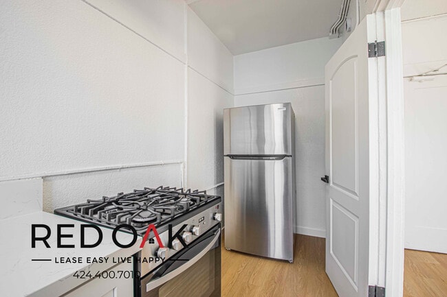 719 Heliotrope Dr, Unit 203 in Los Angeles, CA - Foto de edificio - Building Photo