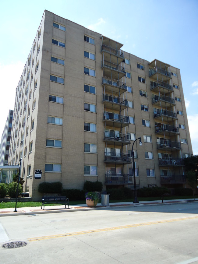 Villager Apartments in Shorewood, WI - Foto de edificio - Building Photo