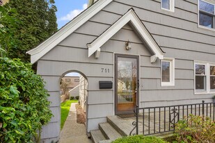 711 N 68th St in Seattle, WA - Building Photo