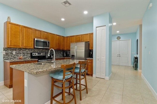 5220 NW 48th Ln in Lauderhill, FL - Foto de edificio - Building Photo
