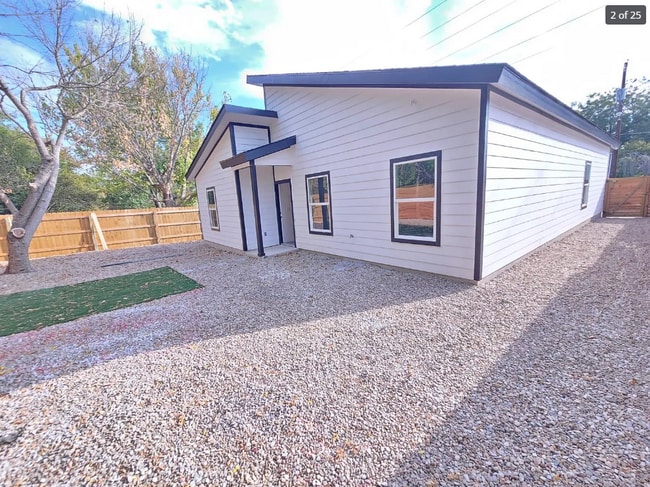 513 Sabine St in Lockhart, TX - Building Photo - Building Photo