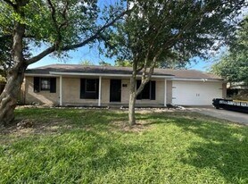 13806 Hollypark Dr in Houston, TX - Building Photo