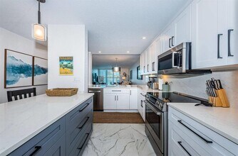 6083 Bahia Del Mar Cir N in St. Petersburg, FL - Building Photo - Building Photo