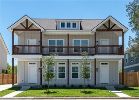 STUNNING 4bed/4bath House Close to Campus!! in College Station, TX - Building Photo