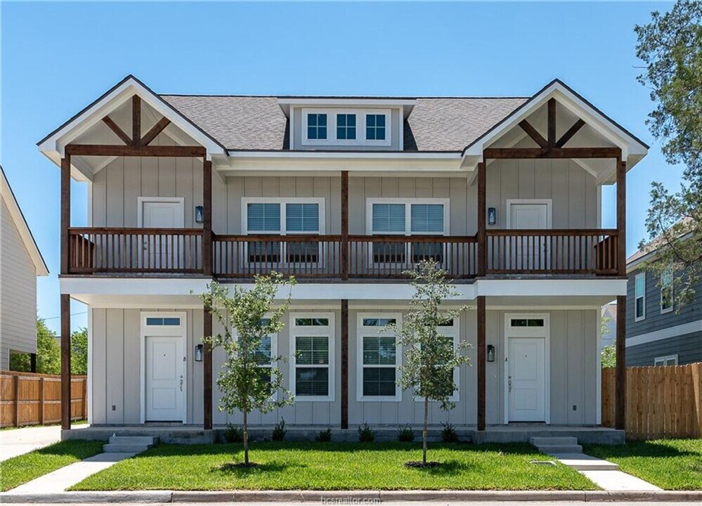 STUNNING 4bed/4bath House Close to Campus!! in College Station, TX - Building Photo