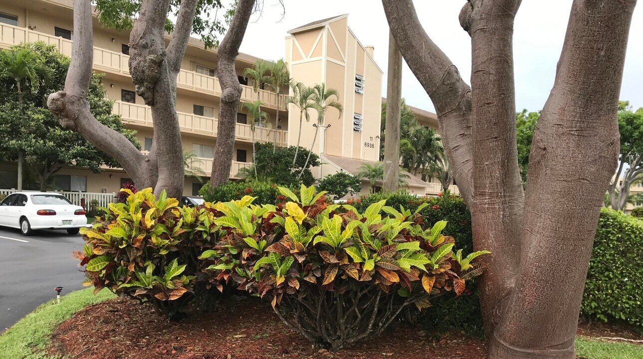 6936 Huntington Ln in Delray Beach, FL - Building Photo