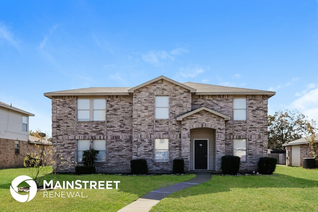 664 Lowe Dr in Cedar Hill, TX - Foto de edificio