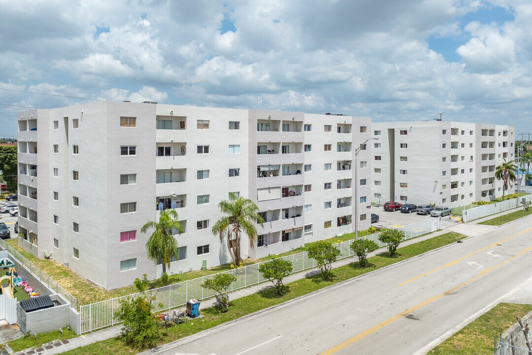 Valencia Towers in Hialeah, FL - Foto de edificio
