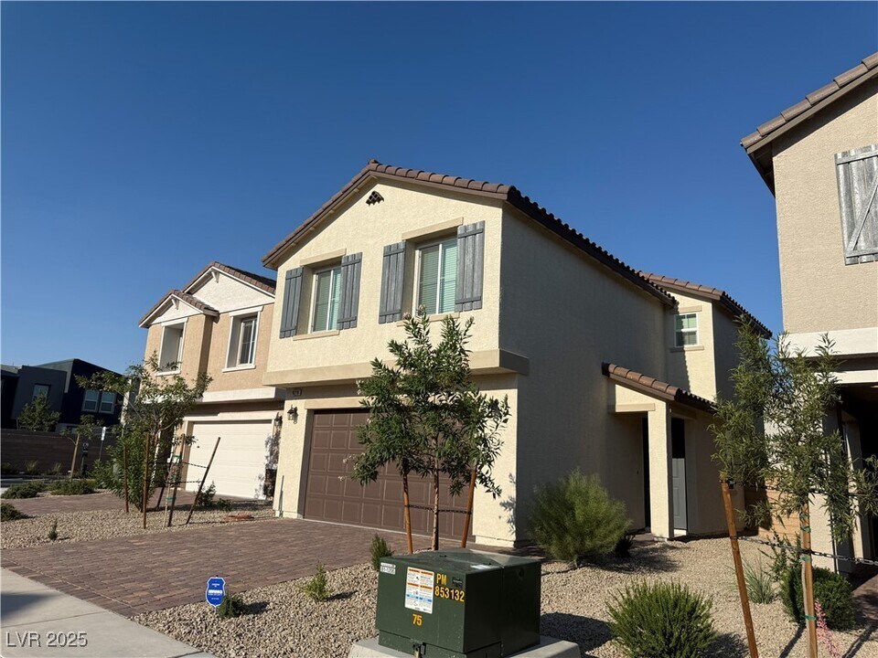 10218 Starlit Cyn Ct in Las Vegas, NV - Building Photo