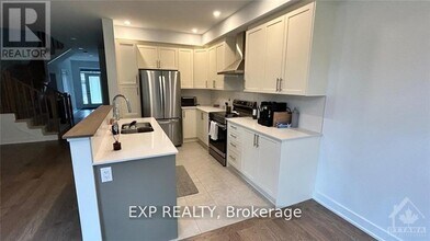 2400 Goldhawk Dr in Ottawa, ON - Building Photo - Building Photo