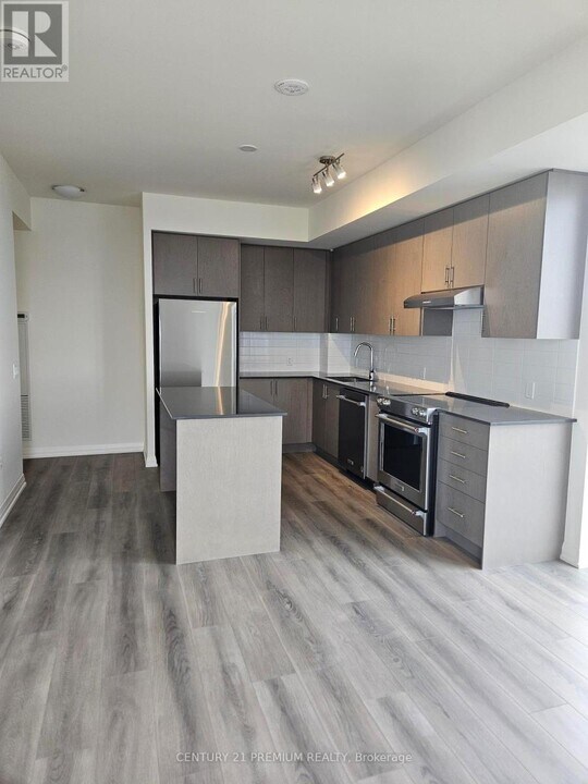 8960-8960 Jane St in Vaughan, ON - Building Photo