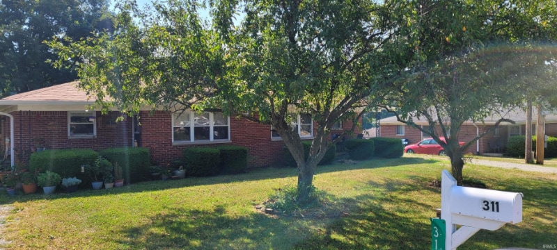 311-313 Wilson Dr in Bloomfield, IN - Building Photo
