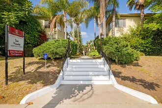 421 San Vicente Apartments in Santa Monica, CA - Foto de edificio - Building Photo