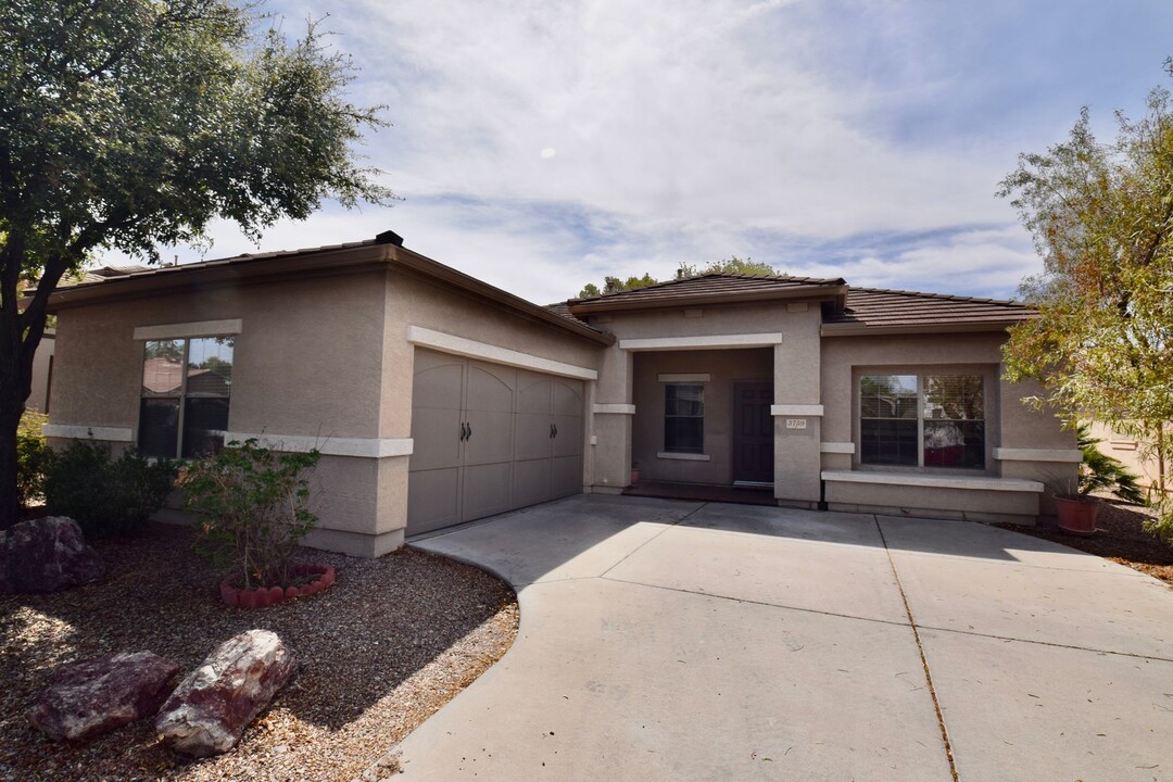 3759 E Orchid Ln in Gilbert, AZ - Building Photo