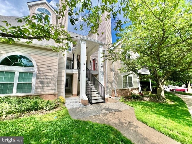 property at 913 Hillside Lake Ter