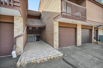 37 Meadowview Dr in Annandale, NJ - Building Photo - Building Photo