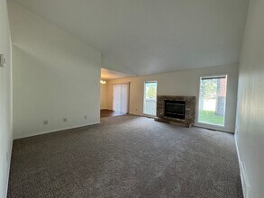 6918 N Old Fort Dr in Spokane, WA - Foto de edificio - Building Photo
