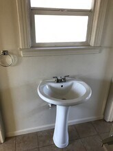 605 E 10th St in Hanford, CA - Foto de edificio - Building Photo