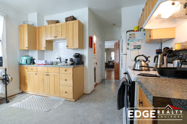 64 Wallingford Rd, Unit 1 in Boston, MA - Building Photo - Building Photo