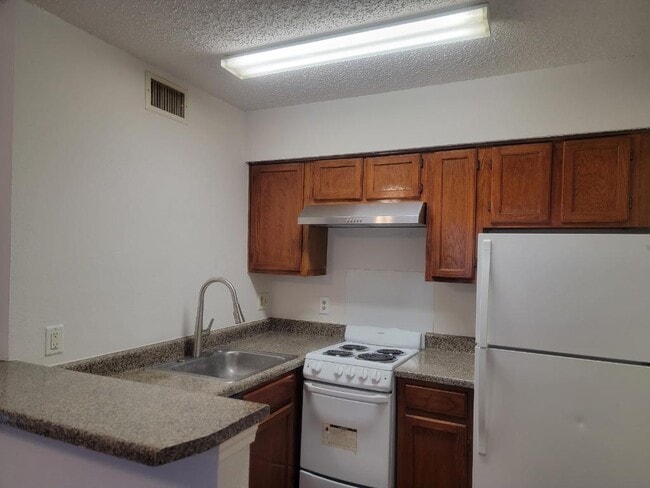 9809 Walnut St, Unit e302 in Dallas, TX - Foto de edificio - Building Photo