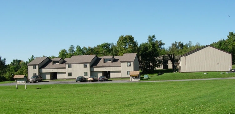 Lord's Hill Apartments in La Fayette, NY - Foto de edificio