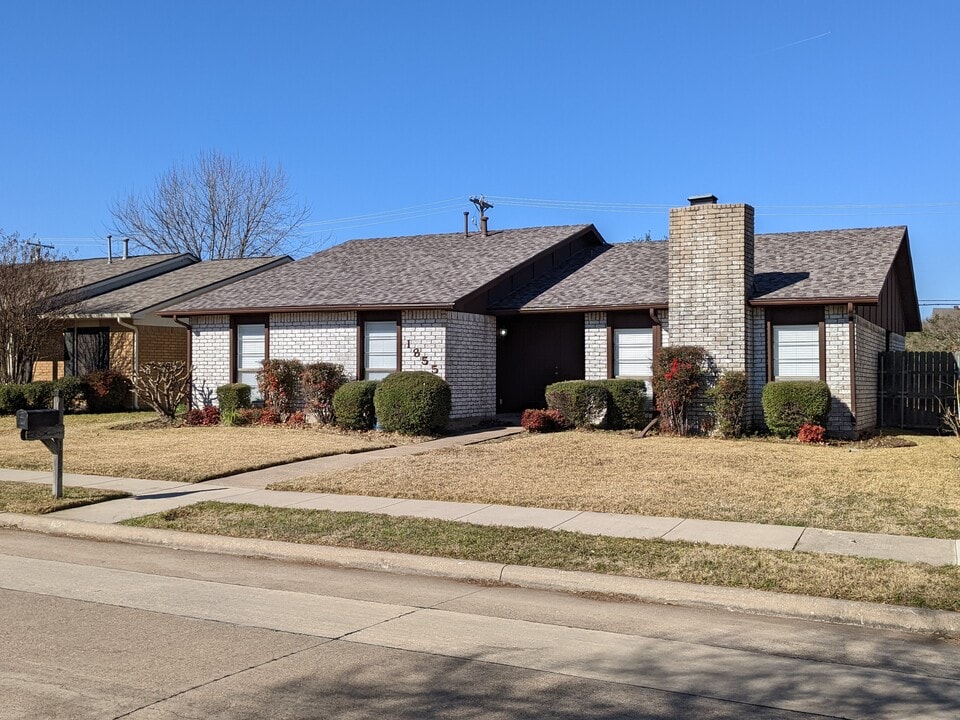 1855 Sandy Ridge Ct in Carrollton, TX - Foto de edificio