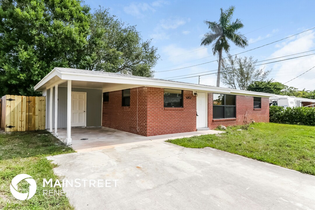 5803 Sullivan Rd in Jupiter, FL - Building Photo