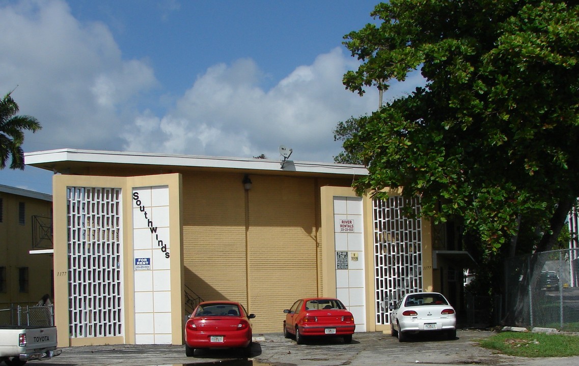 1177 NW 8th Street Rd in Miami, FL - Building Photo