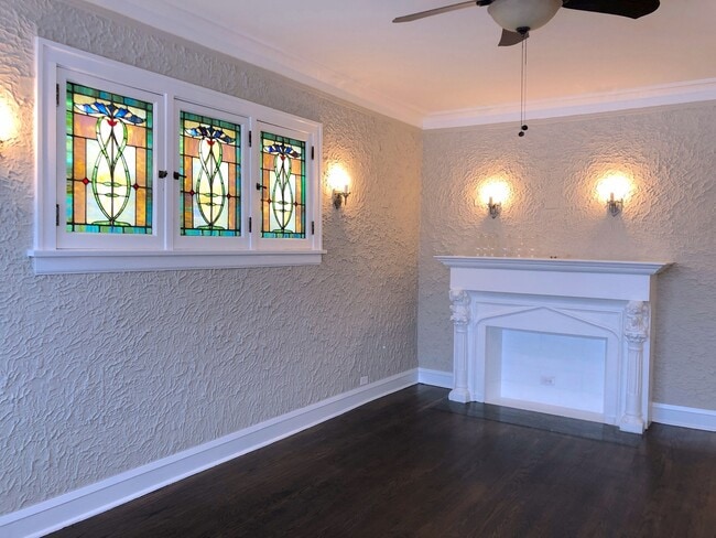 2422 W Fullerton Ave in Chicago, IL - Building Photo - Building Photo