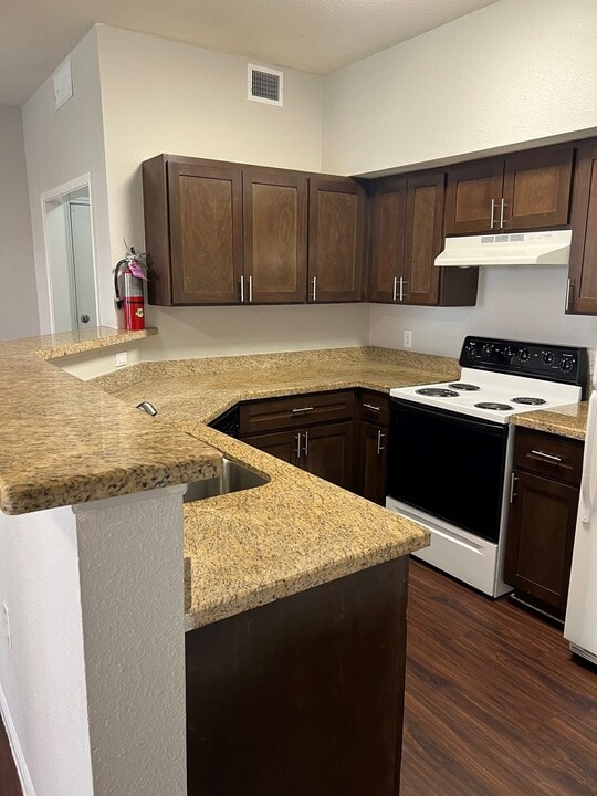 Windsor Place in Laredo, TX - Foto de edificio
