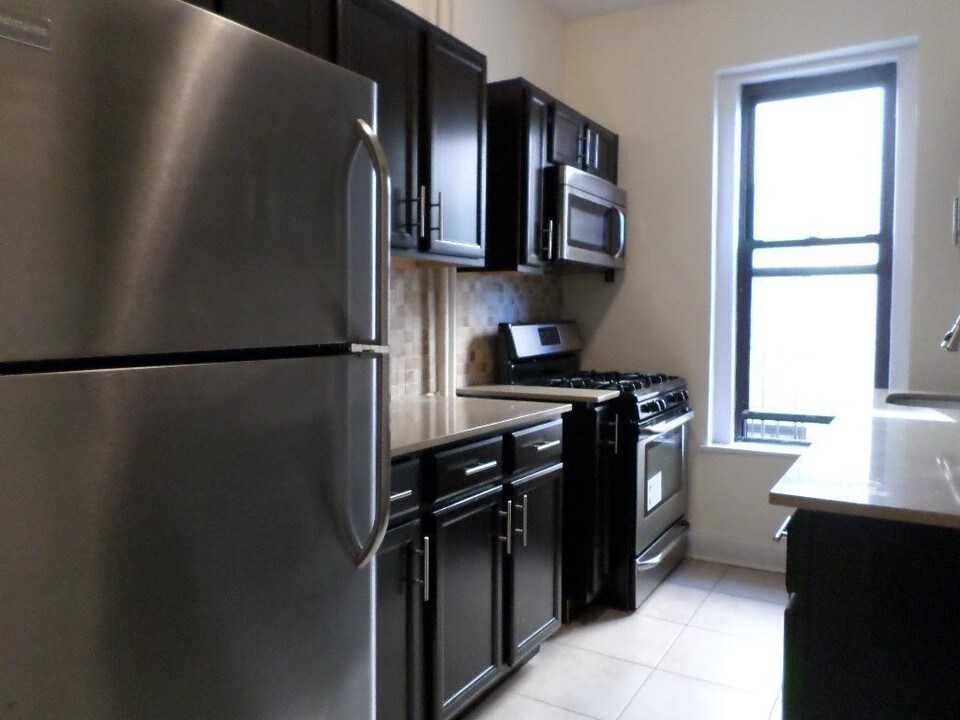 29-07 31st Ave in Queens, NY - Building Photo